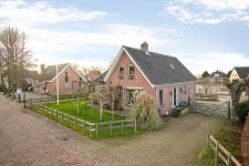 Vrijstaande woning Friesland Winsum te koop. De woning wordt aangeboden door Het Betere Boerenerf, de makelaar in woonboerderijen.